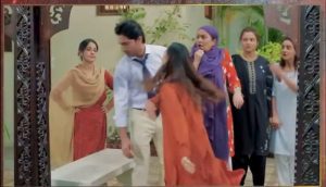 slapping back scenes between famous Pakistani stars Iqra Aziz and Talha Chahal. (Screen Grab)