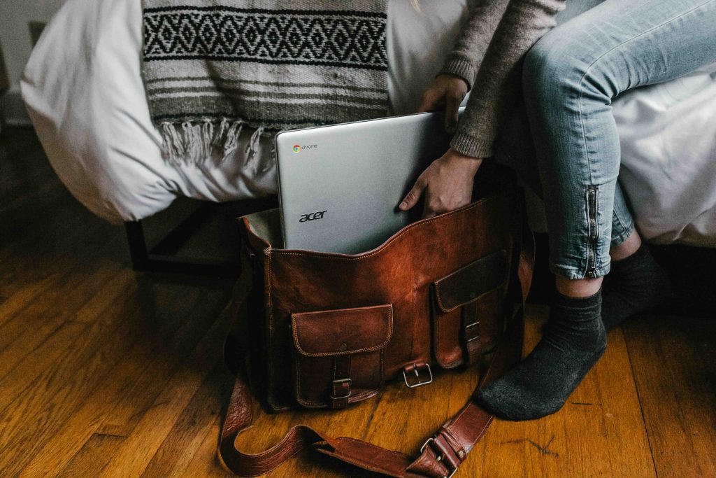Avoid using heat sources as they can damage the leather. (Photo: Freepik)