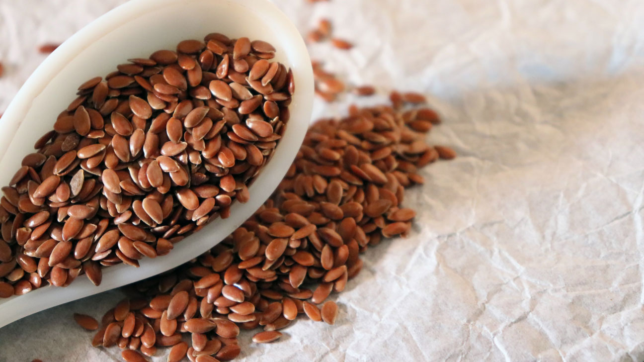 Fiber and omega-3 fatty acid are found in flaxseeds that helps to control cholesterol.