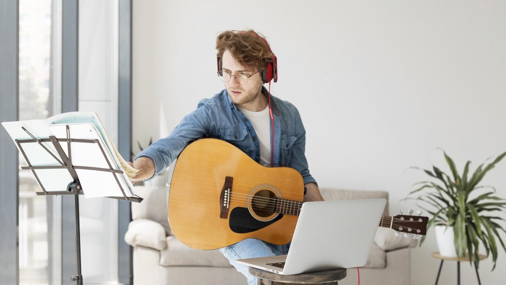 Online platforms and interactive apps have the accessibility of guitar basics. (Photo: Freepik)