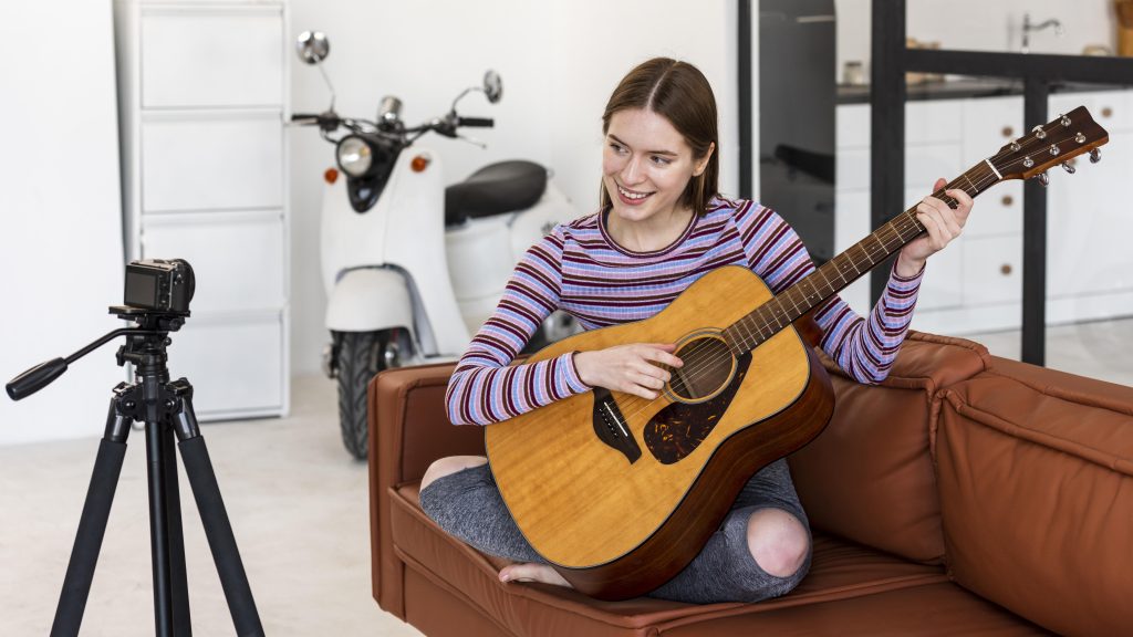 Online platforms and interactive apps have the accessibility of guitar basics. (Photo: Freepik)